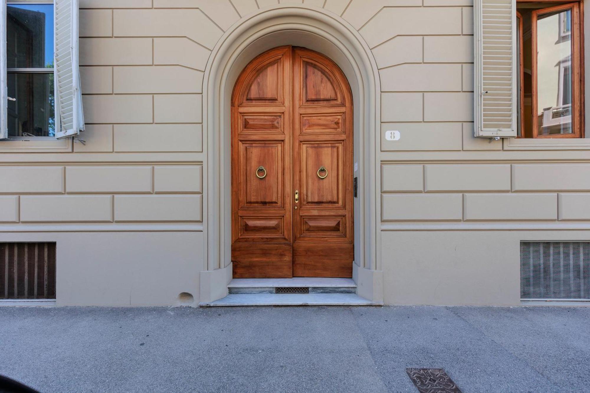 Huge With Private Garden Apartment *
