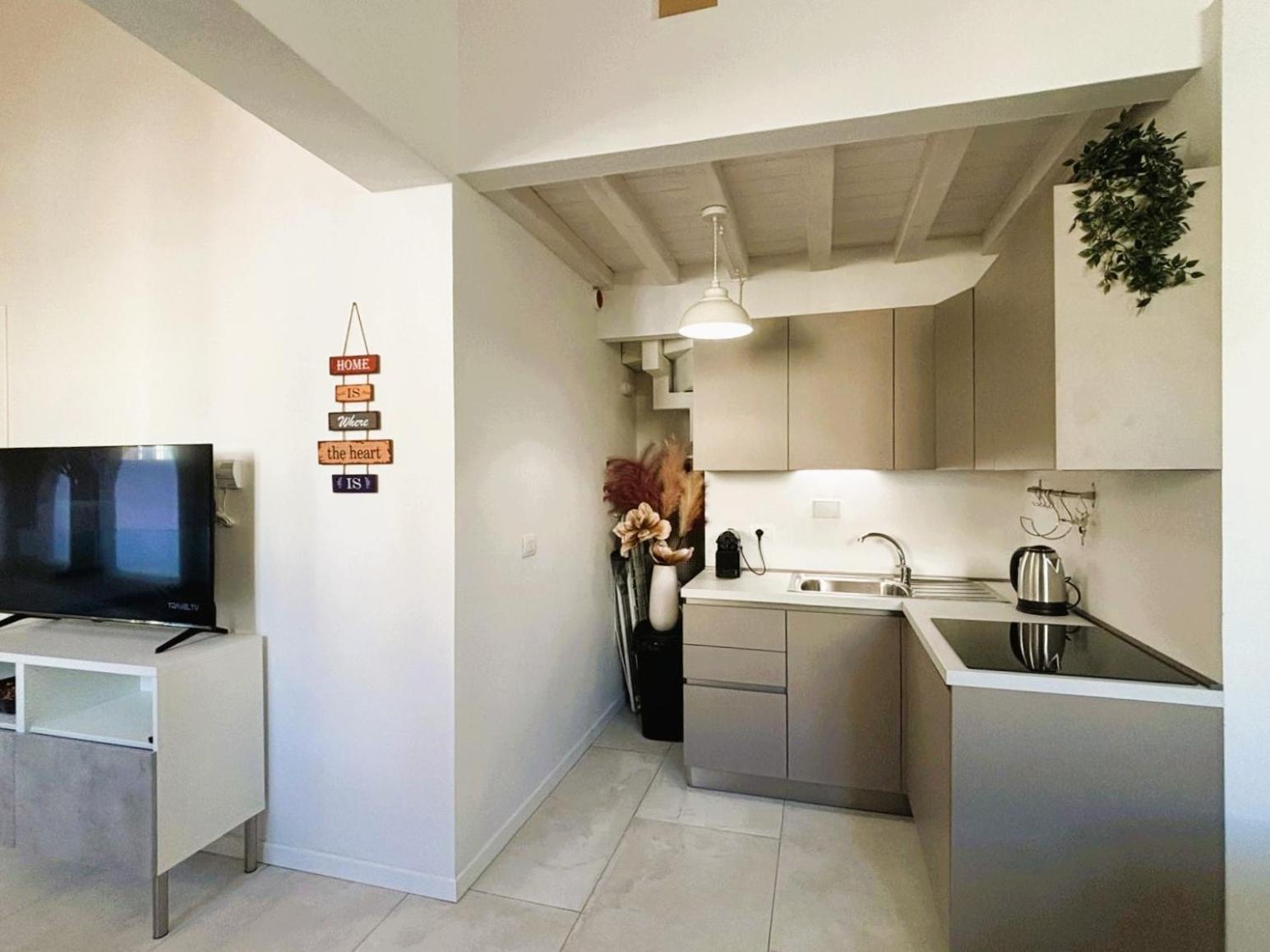 White Iris Apartment *