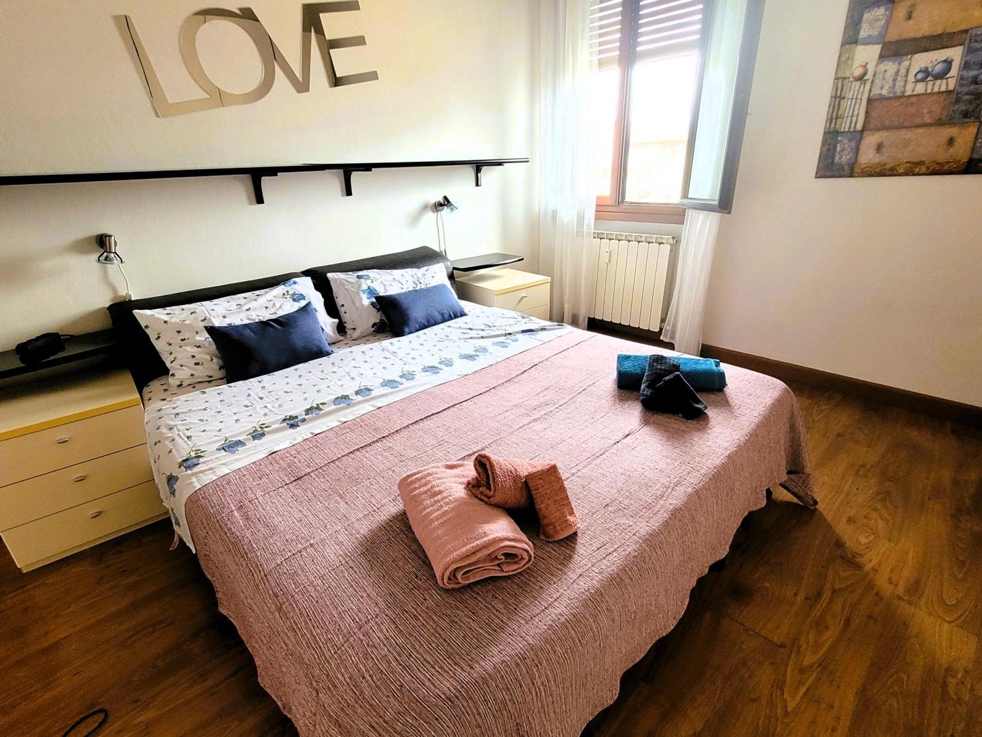Apartment Away - Pape's Cozy Apartment, Near Airport - 14 Min From Center-10 Minutes Walk From The Baker Hughes *
