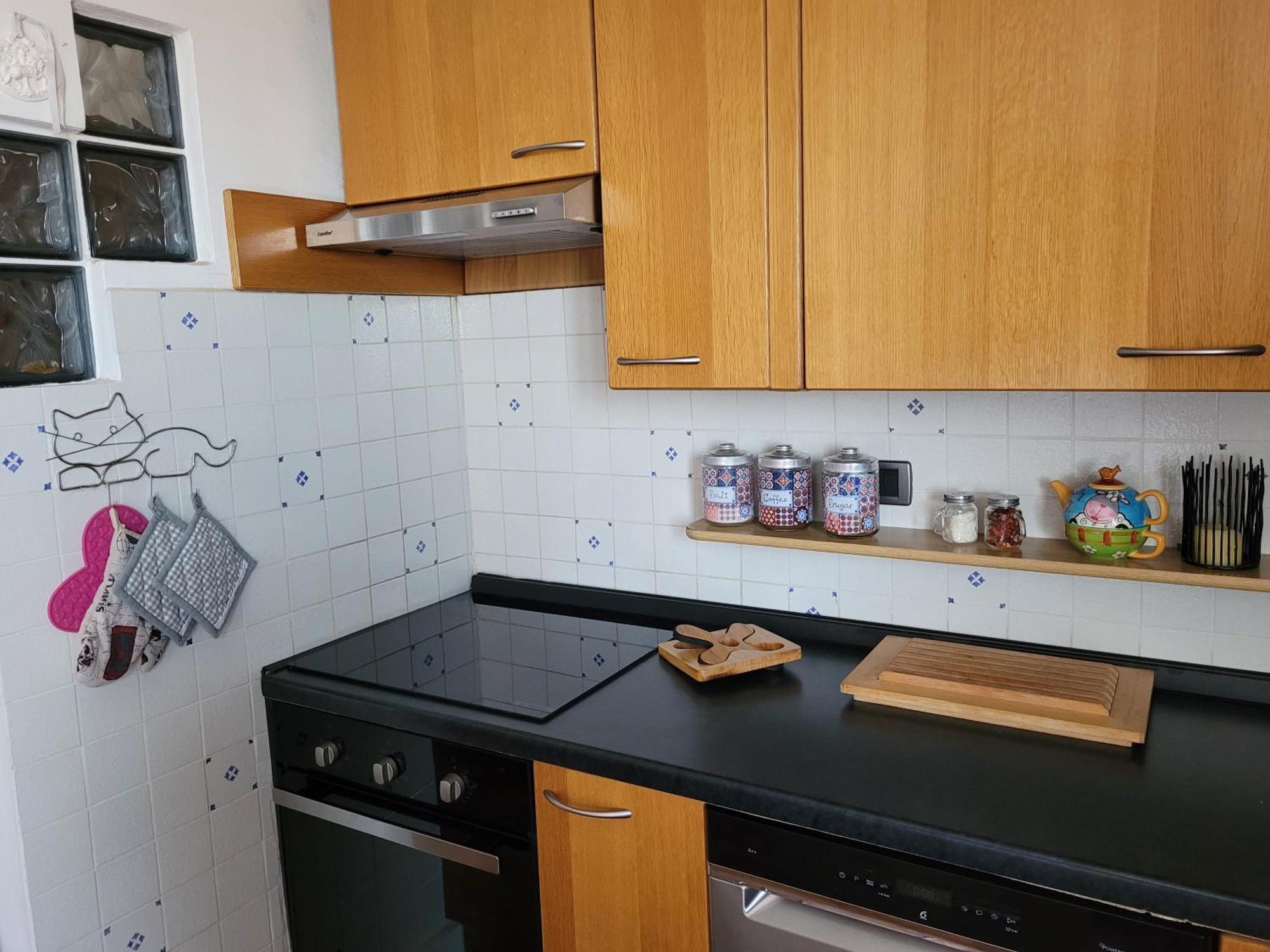 Apartment Away - Pape's Cozy Apartment, Near Airport - 14 Min From Center-10 Minutes Walk From The Baker Hughes Florence