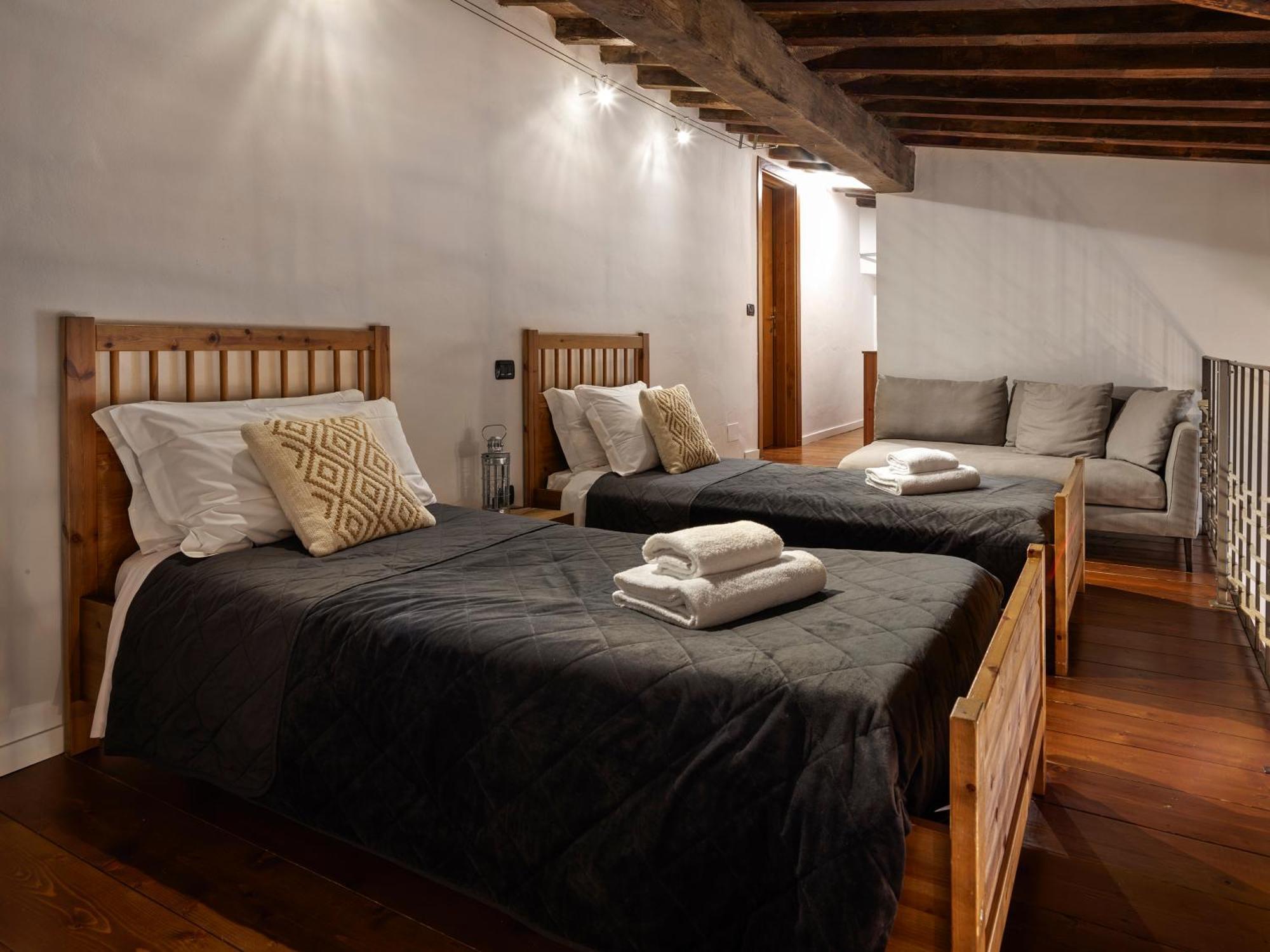 One Of A Kind Near The Duomo W/balcony Palace Appartamento *