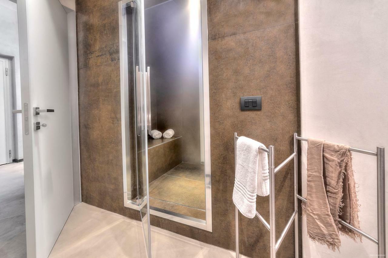 Apartment Stone Walls Deluxe