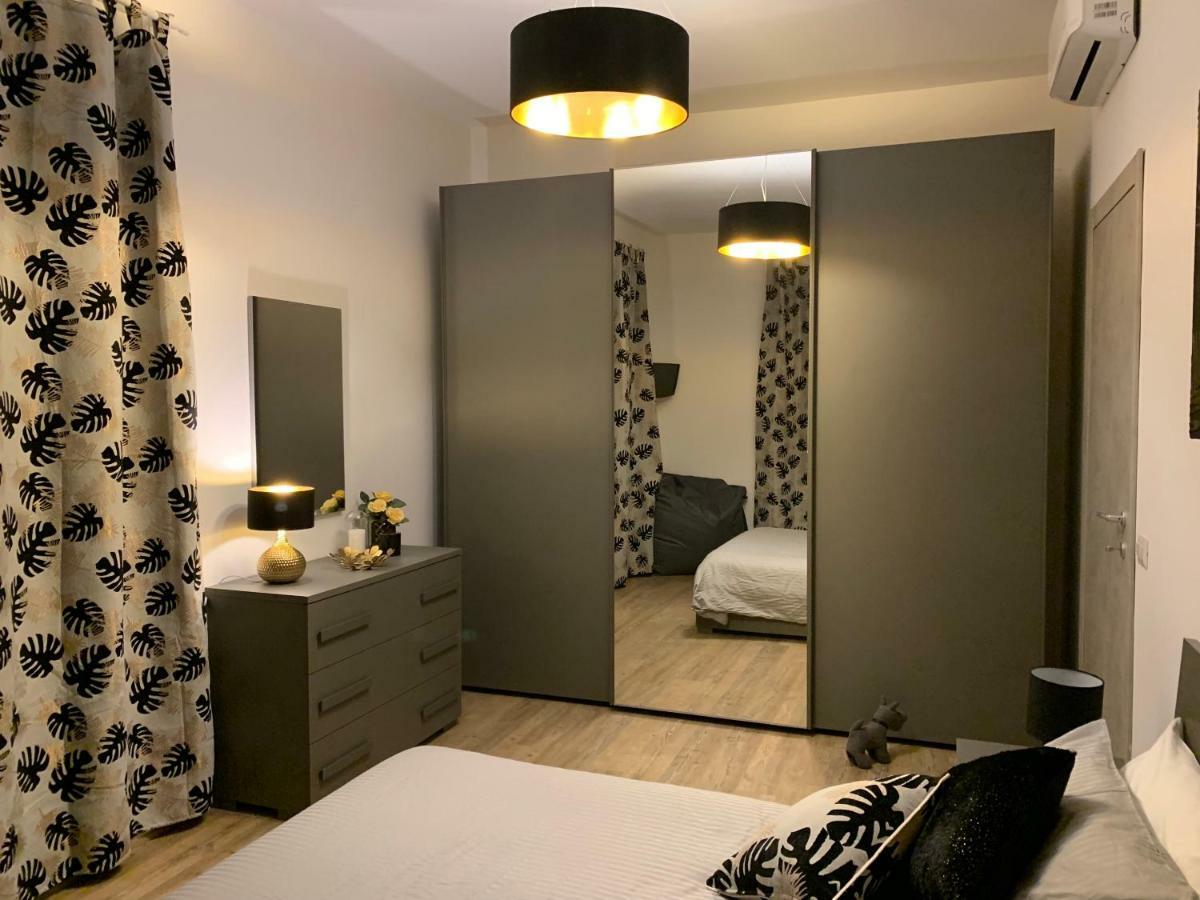 Open The Classic Wooden Shutters At A Cozy Nest Appartamento