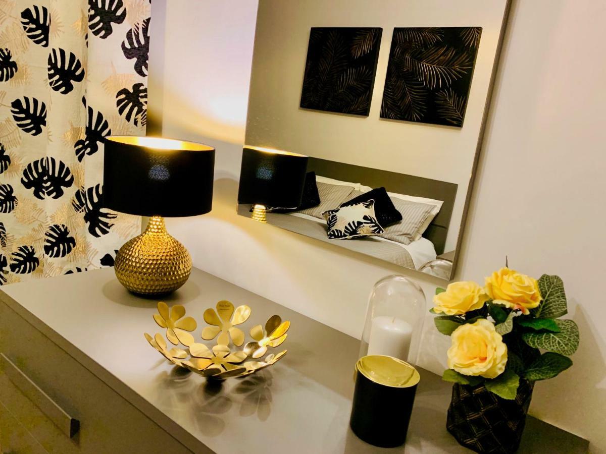 Open The Classic Wooden Shutters At A Cozy Nest * Firenze