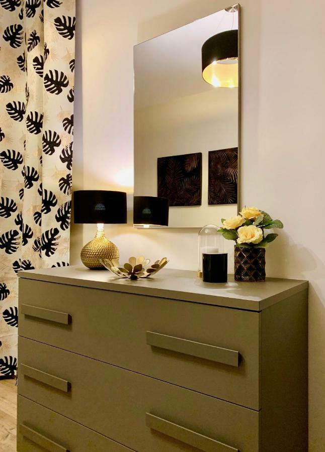 Open The Classic Wooden Shutters At A Cozy Nest Appartamento *