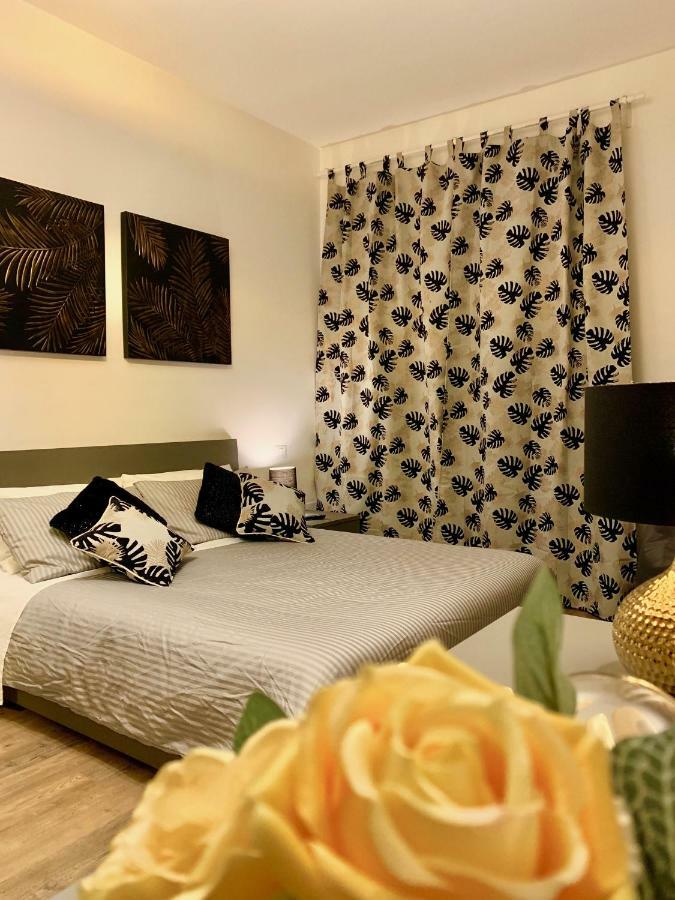 Open The Classic Wooden Shutters At A Cozy Nest * Firenze