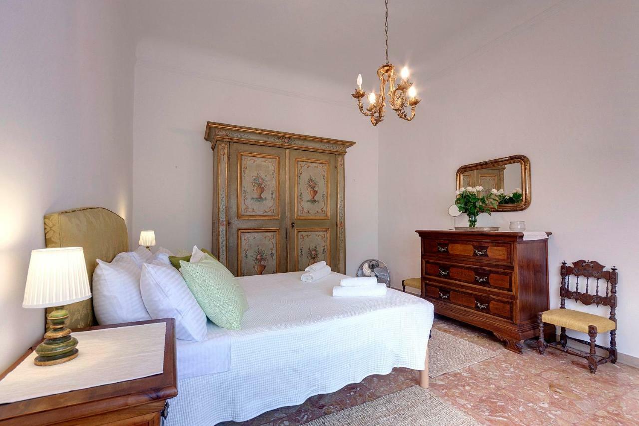 Apartment Historical Spectacular Arno View With Balcony From 12 Th Century. *