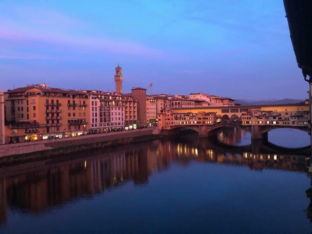 Apartment Historical Spectacular Arno View With Balcony From 12 Th Century. Florence
