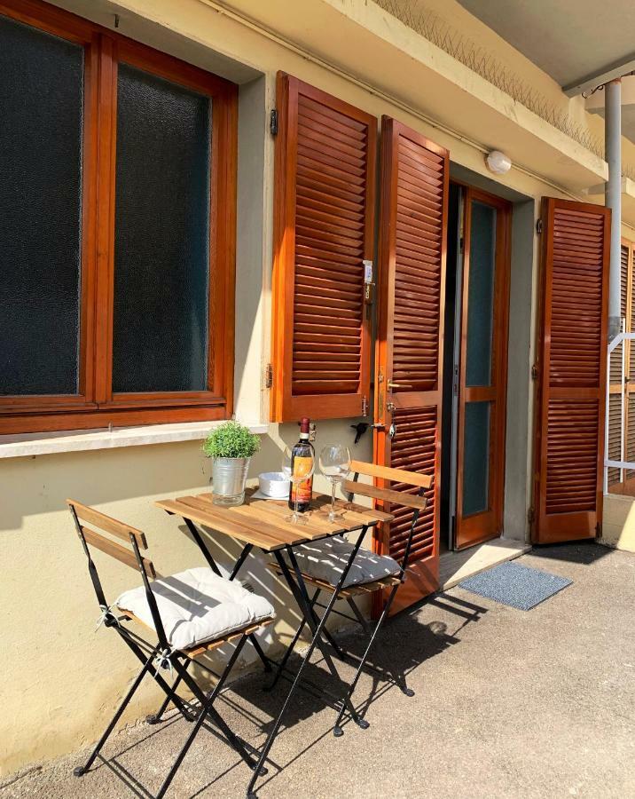 Open The Classic Wooden Shutters At A Cozy Nest Appartamento Firenze
